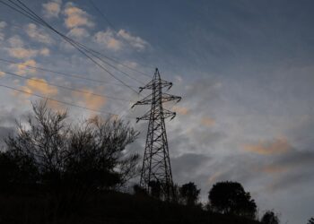 Archivo - Tendido eléctrico, a 31 de diciembre de 2022, en Barcelona, Cataluña (España). El precio de la luz para los clientes de tarifa regulada vinculados al mercado mayorista ha cerrado 2022 en 209,4 euros por megavatio hora (MWh) de media, por lo que David Zorrakino - Europa Press - Archivo