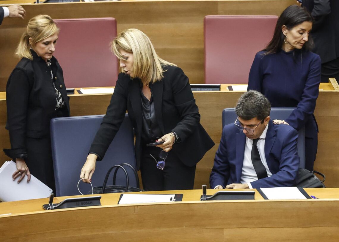 Archivo - Pradas (izq) y Mazón (sentado) en imagen de archivoRober Solsona - Europa Press - Archivo