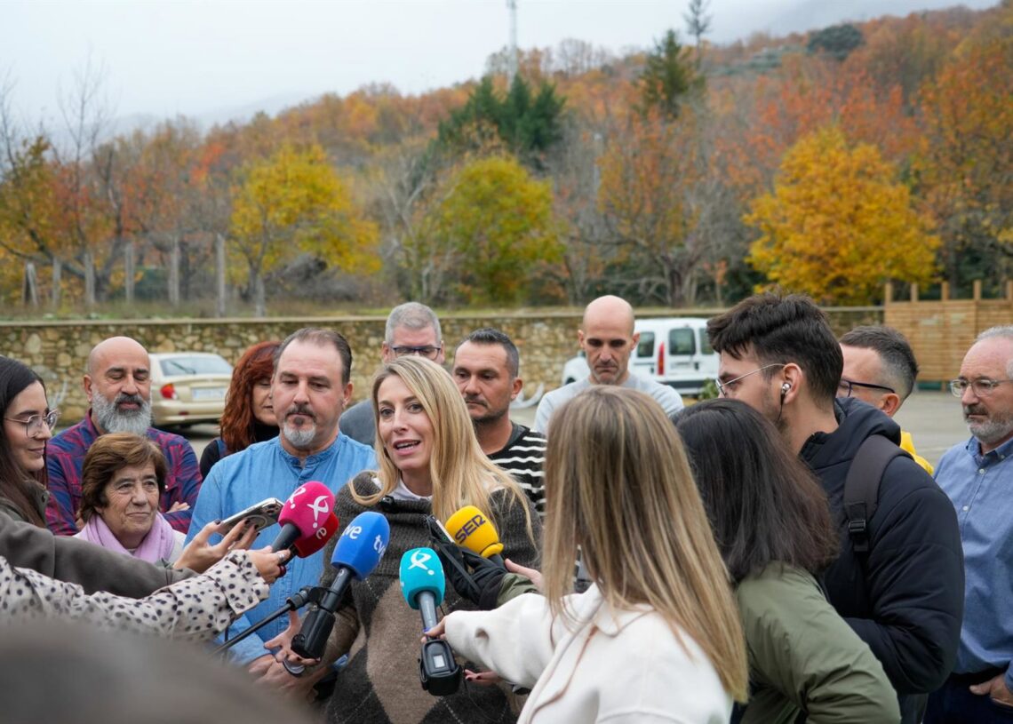 La candidata del PP a la reelección a la Presidencia de la Junta atiende a los medios en HervásPP DE EXTREMADURA