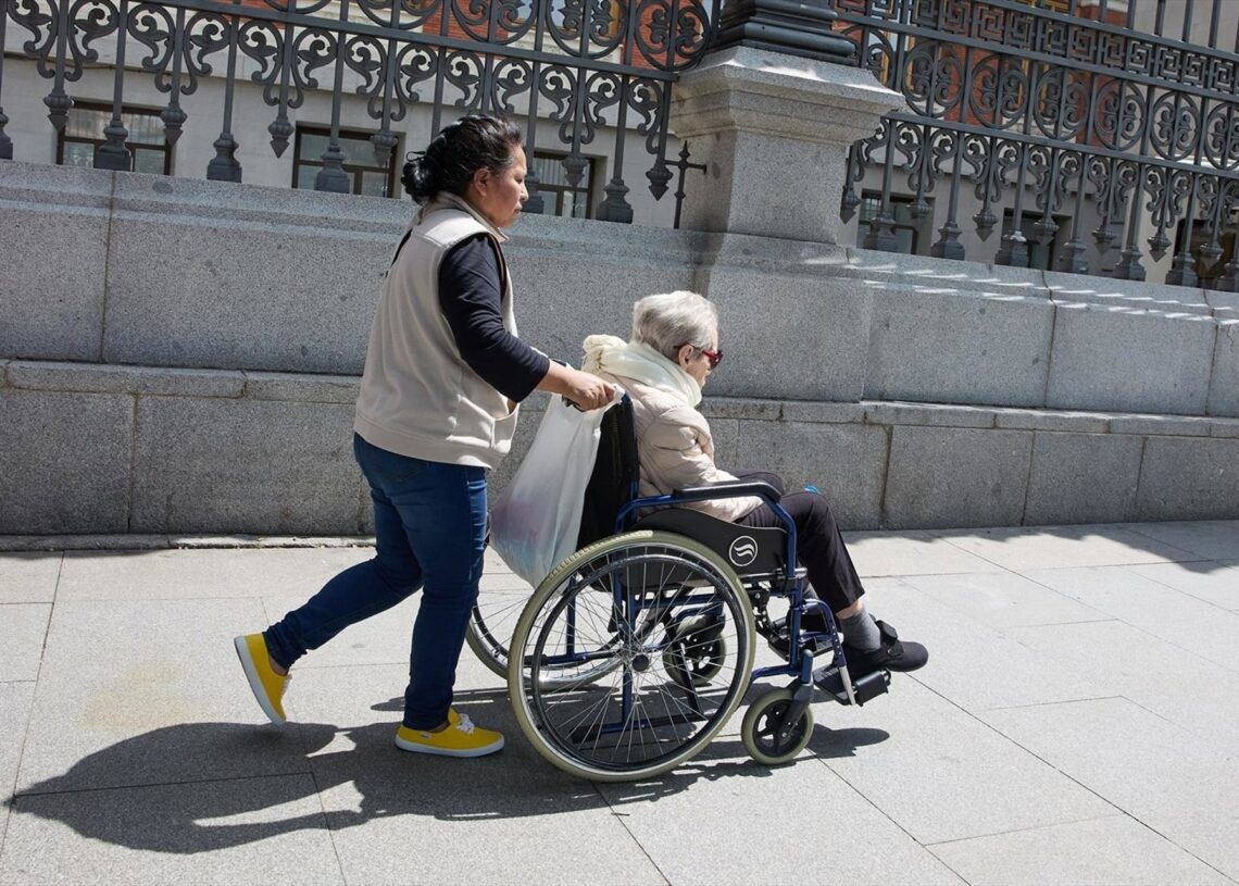 Archivo - Image de recurso de una mujer en silla de ruedas.JESÚS HELLÍN / EUROPA PRESS - Archivo