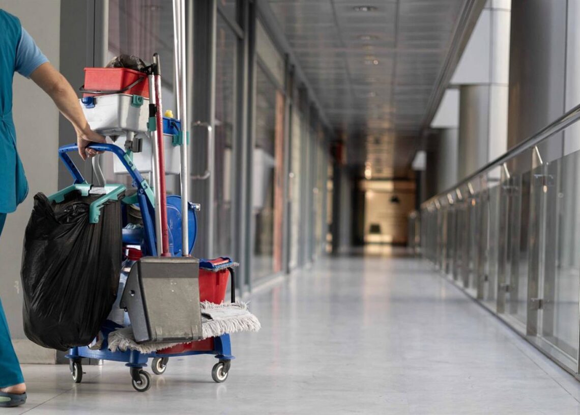 Archivo - La Federación de Asociaciones de Empresas de Limpieza Nacionales (AFELIN) lanza un portal de empleo para cubrir la demanda de las empresas.ANDRII LYSENKO - Archivo