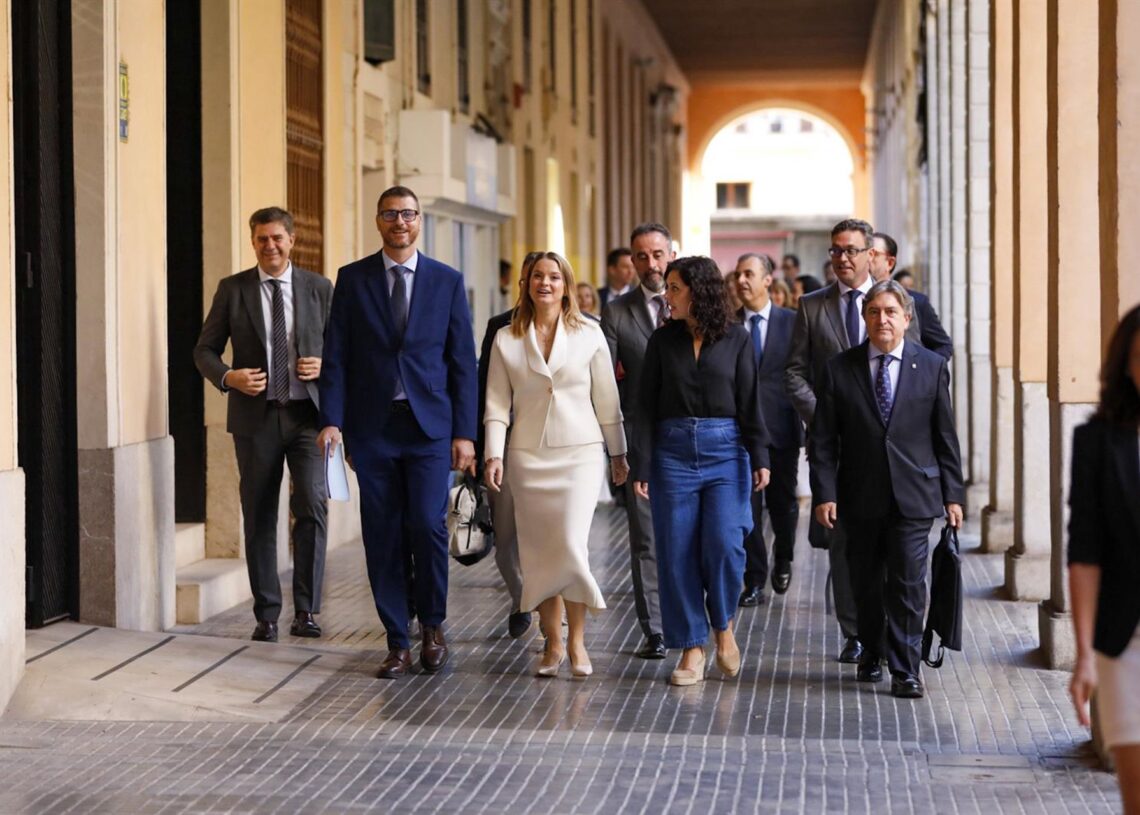 Archivo - El portavoz del grupo Popular del Parlament Balear, Sebastià Sagrera (i) y la presidenta del Govern balear, Marga Prohens (c).Tomàs Moyà - Europa Press - Archivo