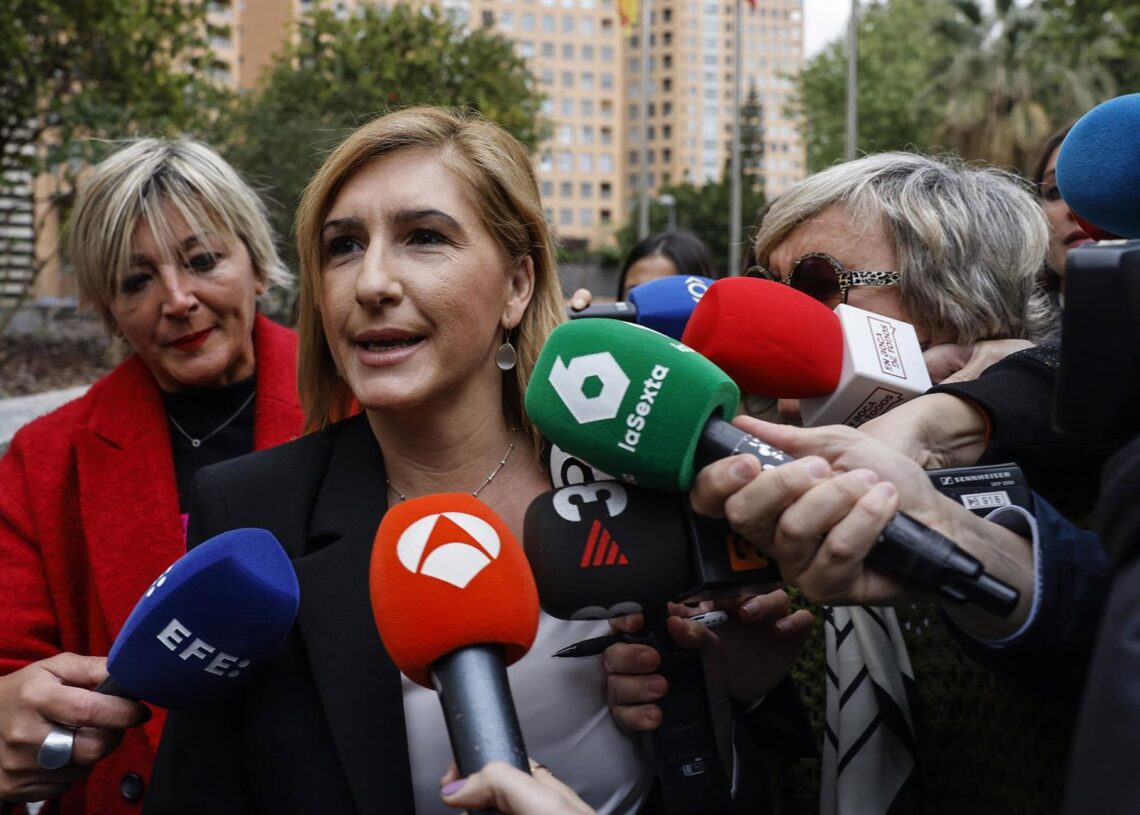 Archivo - La exconsellera de Justicia y Emergencias de la Generalitat valenciana Salomé Pradas ofrece declaraciones a los medios a su llegada a declarar, en calidad de investigada ante la Ciudad de la Justicia de Valencia, a 11 de abril de 2025, en ValencRober Solsona - Europa Press - Archivo