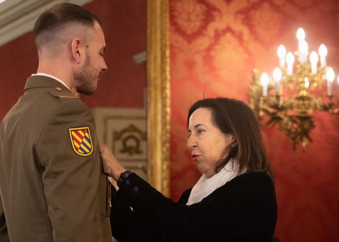 La ministra de Defensa, Margarita Robles, durante el acto de imposición de condecoraciones, en el Cuartel General del Ejército de Tierra, a 5 de diciembre de 2025, en Madrid (España). Fernando Sánchez - Europa Press
