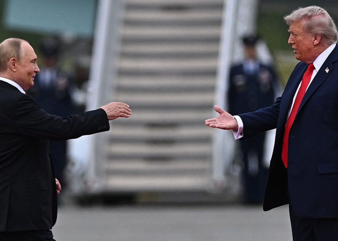 Archivo - Vladimir Putin (I) y Donald Trump (D) durante su cumbre de agosto en Alaska (EEUU)Sergey Bobylev/Kremlin/dpa - Archivo