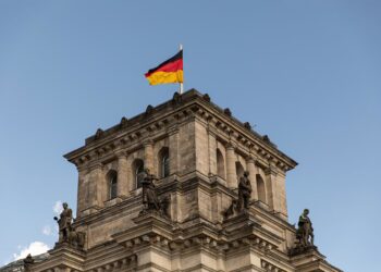 Archivo - Una bandera de Alemania en el Reichstag, sede del Parlamento (archivo)Europa Press/Contacto/Michael Kuenne - Archivo