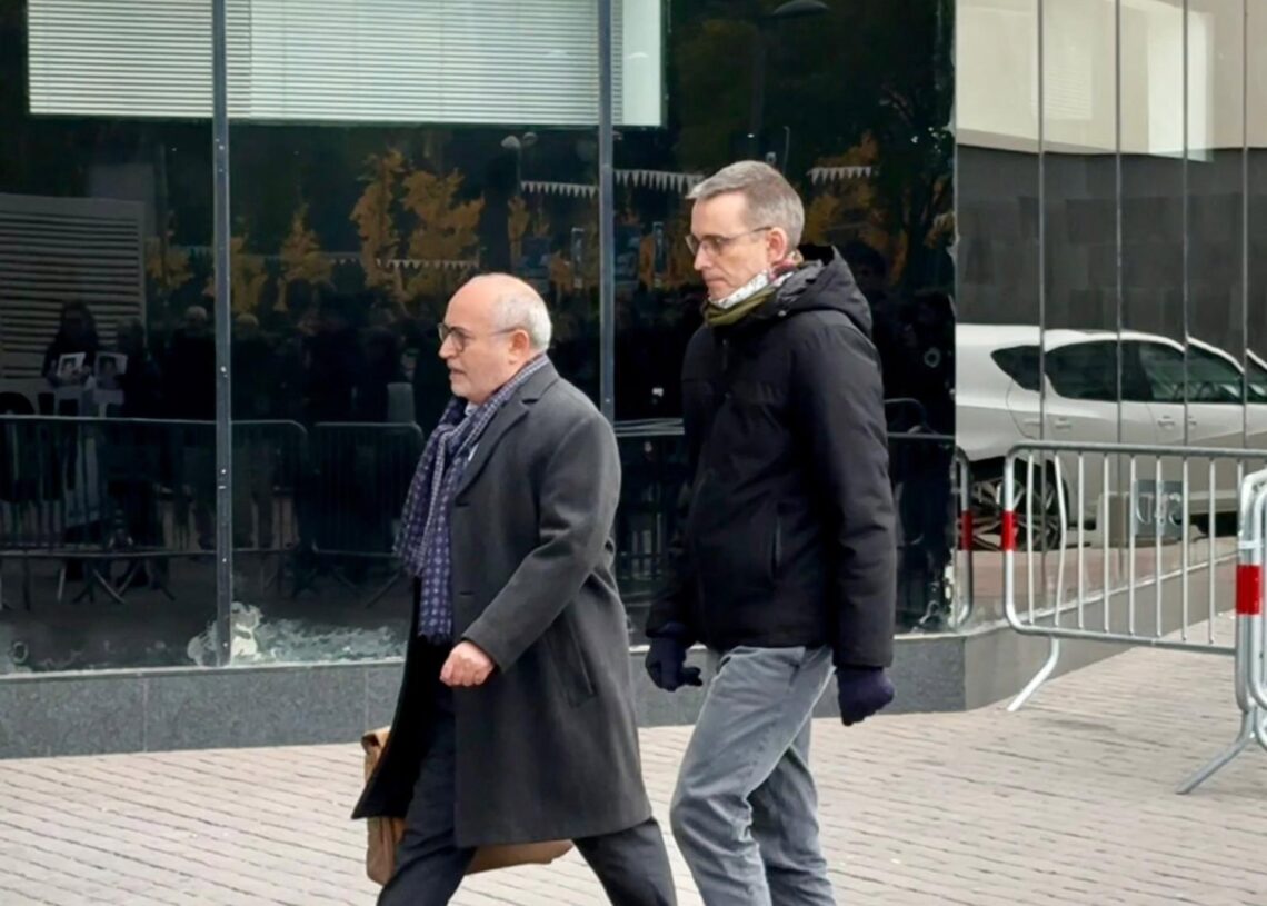 Santiago Laiglesia (d) acompañado por su abogado a su entrada a los Juzgado de Sabadell (Barcelona)EUROPA PRESS