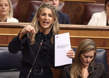 La vicepresidenta segunda y ministra de Trabajo y Economía Social, Yolanda Díaz, interviene durante una sesión de control al Gobierno, en el Congreso de los Diputados, a 26 de noviembre de 2025, en Madrid (España).Eduardo Parra - Europa Press