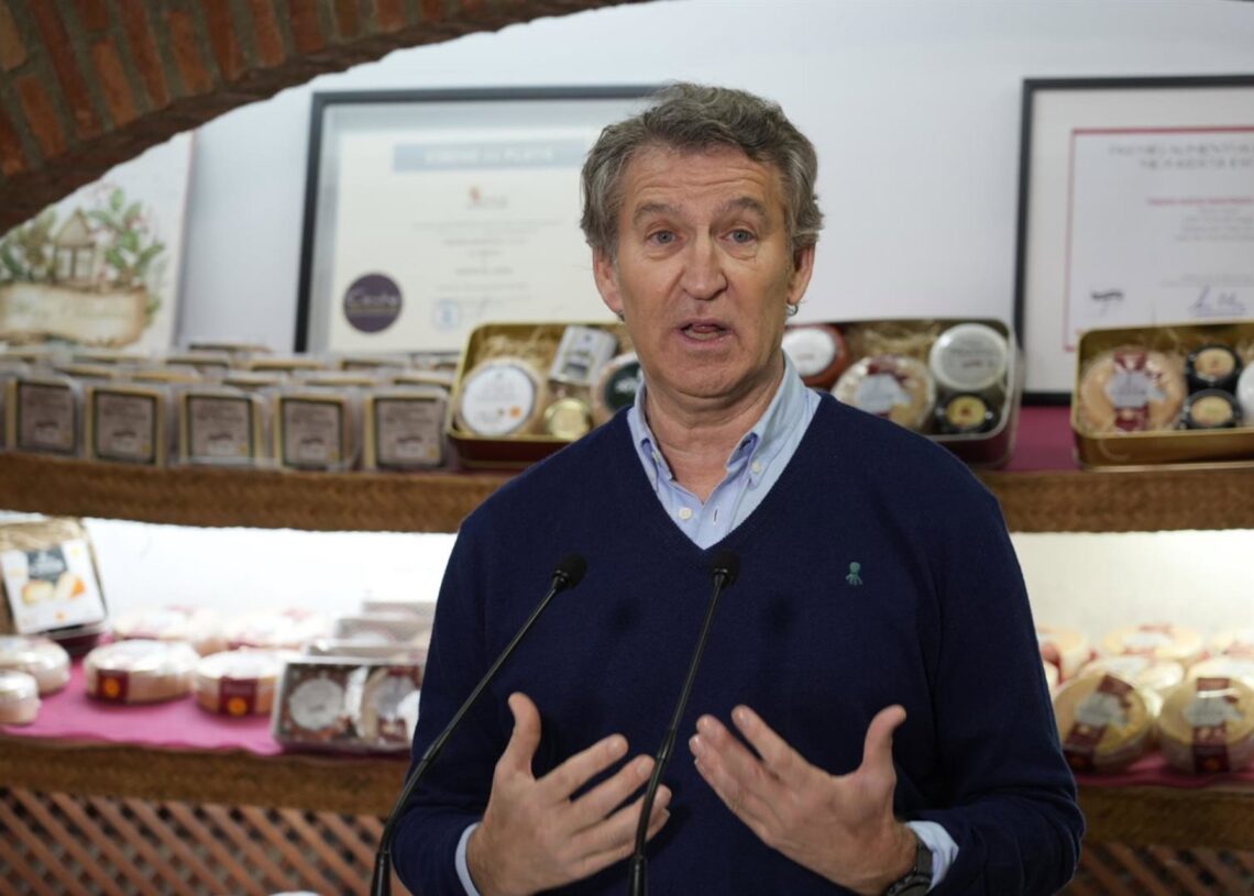 El presidente del PP, Alberto Núñez Feijóo, atiende a los medios tras la visita a la fábrica de Quesos del Casar, a 5 de diciembre de 2025, en Casar de Cáceres, Cáceres, Extremadura (España).Carlos Criado - Europa Press