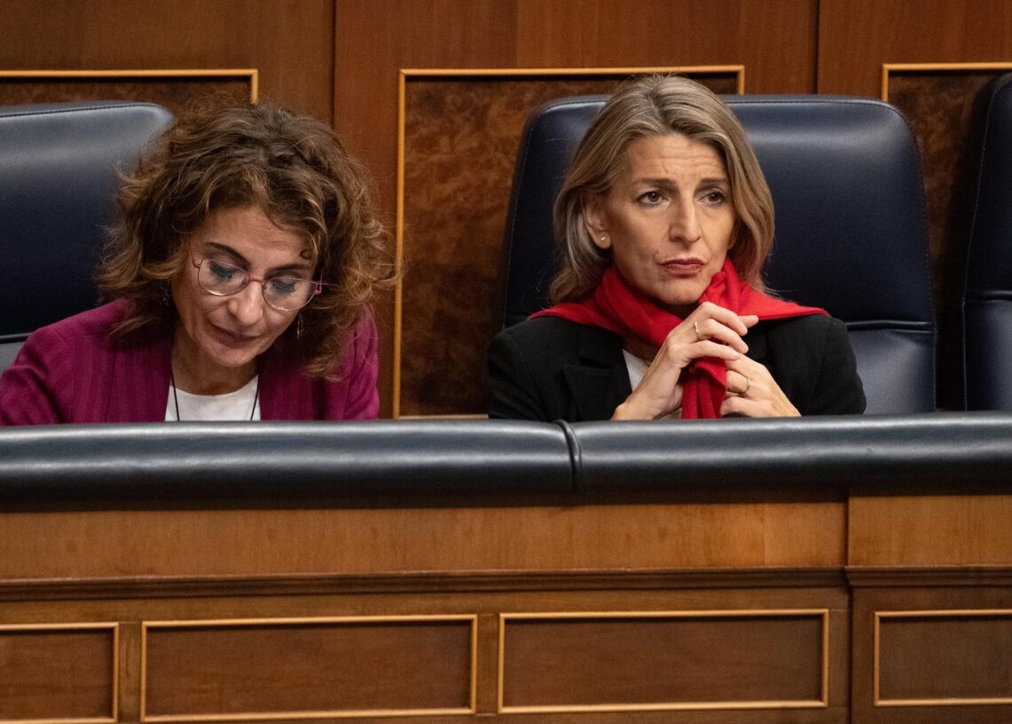 La vicepresidenta primera y ministra de Hacienda, María Jesús Montero (i), y la vicepresidenta segunda y ministra de Trabajo, Yolanda Díaz (d), durante una sesión plenaria, en el Congreso de los Diputados, a 27 de noviembre de 2025, en Madrid (España). Fernando Sánchez - Europa Press