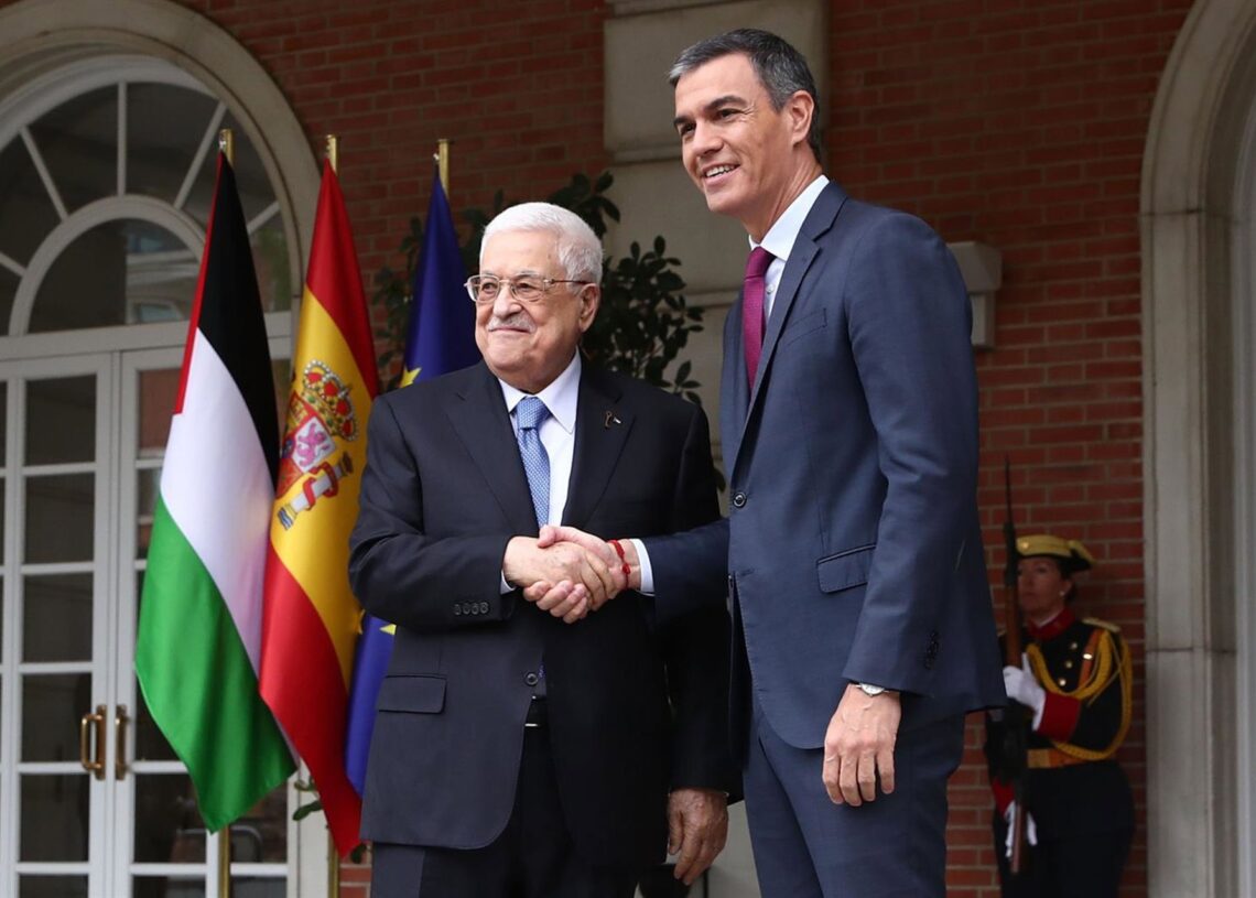 Archivo - El presidente de Palestina, Mahmoud Abbas y el jefe del Ejecutivo, Pedro Sánchez, en una reunión en Moncloa en septiembre de 2024.FERNANDO.CALVO - Archivo