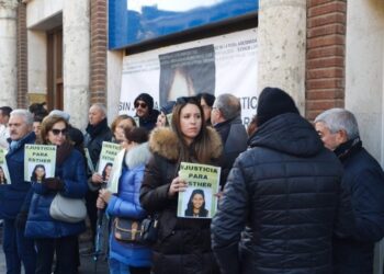 Una treintena de vecinos de Traspinedo, entre ellos el padre y la hermana de Esther López, durante la concentración de hoy frente al Edificio de los Juzgados de ValladolidEUROPA PRESS
