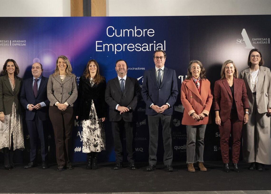 La alcaldesa de Vitoria-Gasteiz, Maider Etxebarria, el presidente de SEA, Juan Antonio Sánchez, y el presidente de CEOE, Antonio Garamendi, durante la apertura de la cumbre empresarial 'Liderando en incertidumbre',Iñaki Berasaluce - Europa Press