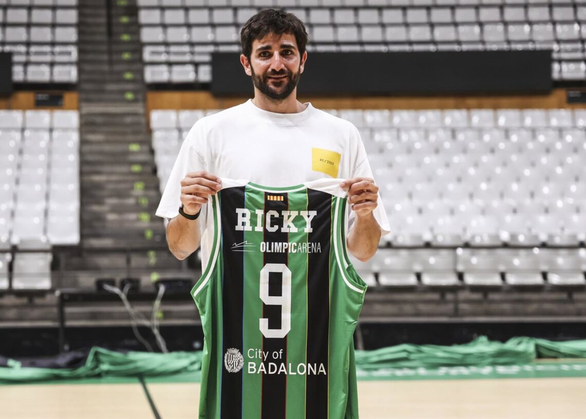 Archivo - Ricky Rubio new player of Joventut Badalona, poses with the t-shit at the Palau Olympic Badalona on July 23, 2025 in Badalona, Barcelona, Spain.Javier Borrego / AFP7 / Europa Press - Archivo
