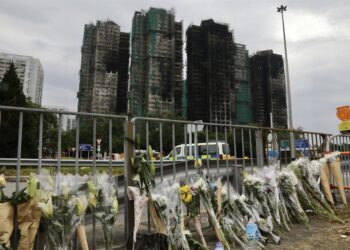 Imagen de archivo de flores depositadas en recuerdo a las víctimas del incendio del complejo de rascacielos de Hong Kong. Europa Press/Contacto/Liau Chung-ren