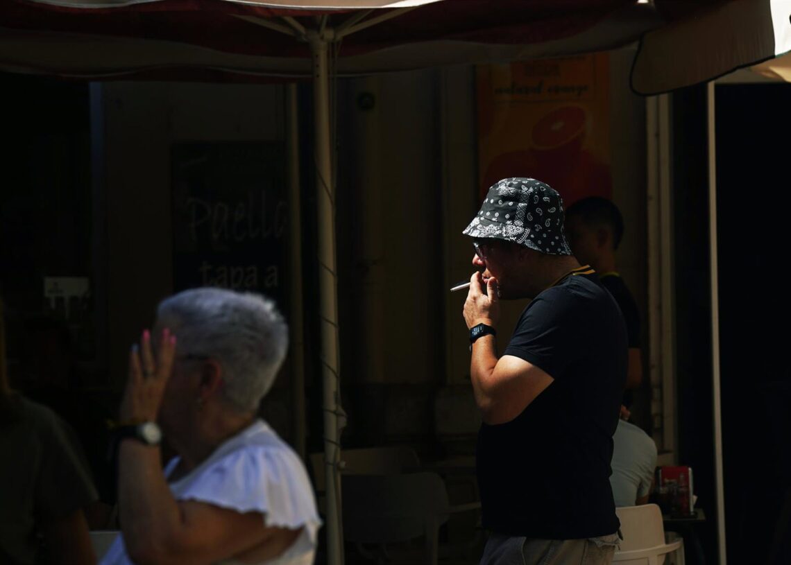 Archivo - Personas fumando por las calles de Málaga. A 10 de septiembre de 2025 en Málaga, Andalucía (España). Álex Zea - Europa Press - Archivo