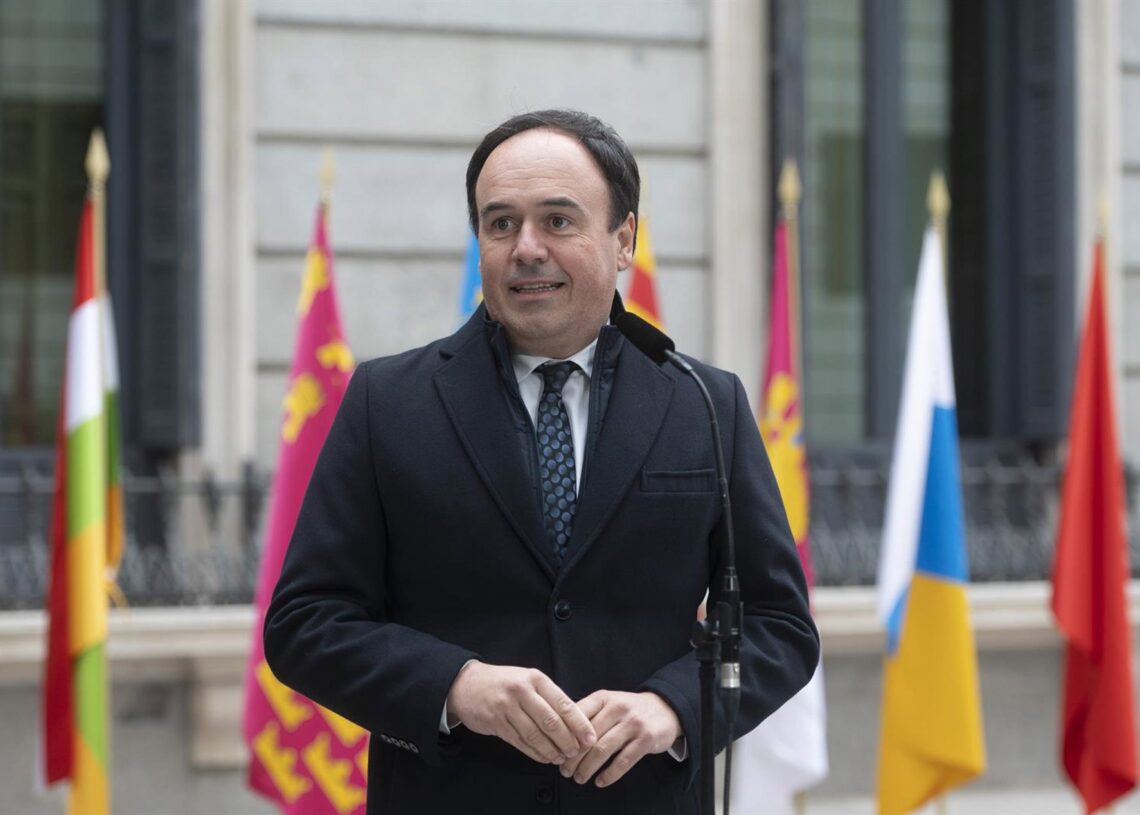 El president de la Generalitat Valenciana, Juanfran Pérez Llorca, durante el acto de izado solemne de la Bandera Nacional con motivo del Día de la Constitución, en el Congreso de los Diputados, a 6 de diciembre de 2025, en Madrid (España)Alberto Ortega - Europa Press