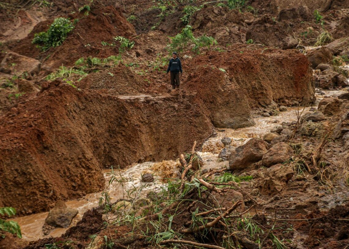 Equipos de rescate buscan víctimas tras un corrimiento de tierra en Indonesia ante las inundaciones registradas en el oeste del paísEuropa Press/Contacto/Claudio Pramana