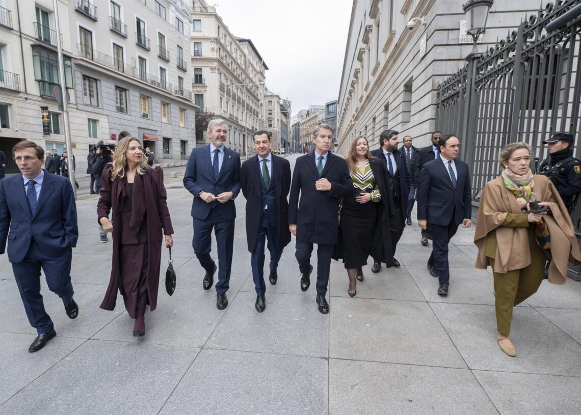 El alcalde de Madrid, José Luis Martínez Almeida, el presidente de Aragón, Jorge Azcón, el presidente de la Junta de Andalucía, Juanma Moreno, el presidente del PP, Alberto Núñez Feijóo, la portavoz del PP en el congreso, Ester Muñoz, y el presidente de lAlberto Ortega - Europa Press