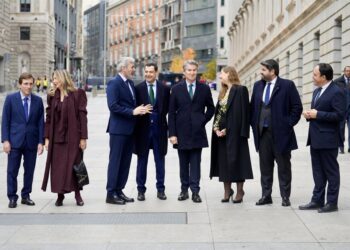El Líder Del Partido Popular, Alberto Núñez Feijóo (4D), Conversa Con Los Presidentes Autonómicos De Aragón, Jorge Azcón (3I); Andalucía, Juanma Moreno (4I), Murcia, Fernando López-Miras (2D), Y Valencia, Juanfran Pérez Llorca (D), Entre Otros.BORJA SÁNCHEZ-TRILLO