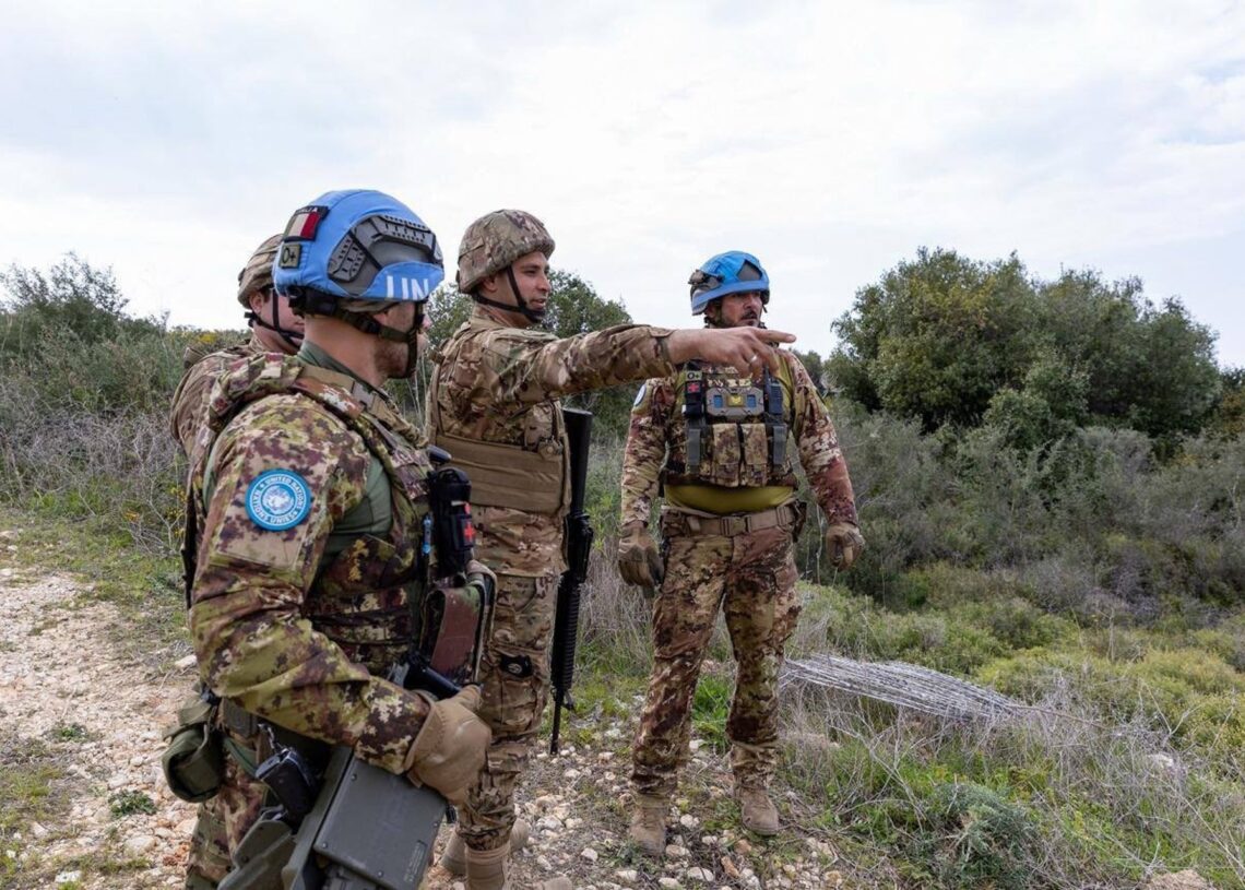 Archivo - Miltares libaneses y miembros de la Fuerza Interina de Naciones Unidas para Líbano (FINUL) en LíbanoUNIFIL - Archivo