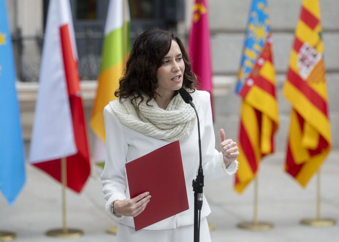 La presidenta de la Comunidad de Madrid, Isabel Díaz Ayuso, tras el acto de izado solemne de la Bandera Nacional con motivo del Día de la Constitución, en el Congreso de los Diputados, a 6 de diciembre de 2025, en Madrid (España).Alberto Ortega - Europa Press