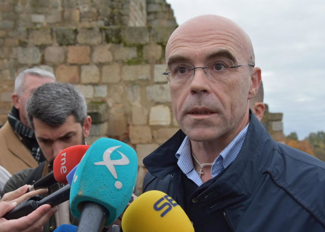 El jefe de la delegación de Vox en el Parlamento Europeo, Jorge Buxadé, atiende a los medios en el Puente Romano de MéridaEUROPA PRESS
