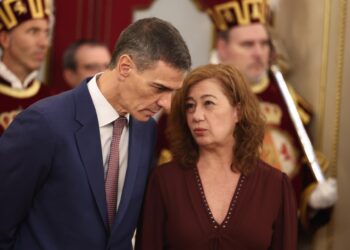 El presidente del Gobierno, Pedro Sánchez, y la presidenta del Congreso, Francina Armengol, durante el acto institucional por el Día de la Constitución, en el Congreso de los Diputados, a 6 de diciembre de 2025, en Madrid (España).Eduardo Parra - Europa Press