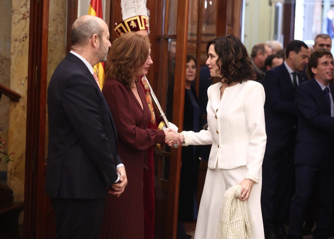 El presidente del Senado, Pedro Rollán, y la presidenta del Congreso, Francina Armengol, saludan a la presidenta de la Comunidad de Madrid, Isabel Díaz Ayuso, durante el acto institucional por el Día de la ConstituciónEduardo Parra - Europa Press
