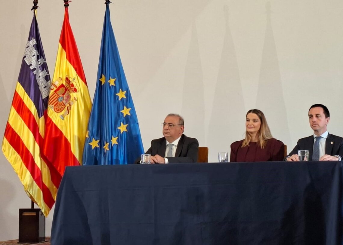 (I-D) El Delegado Del Gobierno En Baleares, Alfonso Rodríguez; La Presidenta Del Govern, Marga Prohens, Y El Presidente Del Consell, Llorenç Galmés, Presiden El Acto Institucional Del Día De La Constitución En El Palacio De La Almudaina De PalmaEUROPA PRESS