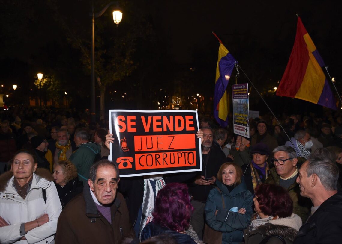 Manifestantes, durante una concentración para protestar por la condena al ex Fiscal General del Estado, frente a la sede del Tribunal Supremo, a 6 de diciembre de 2025, en Madrid (España). Gustavo Valiente / Europa Press