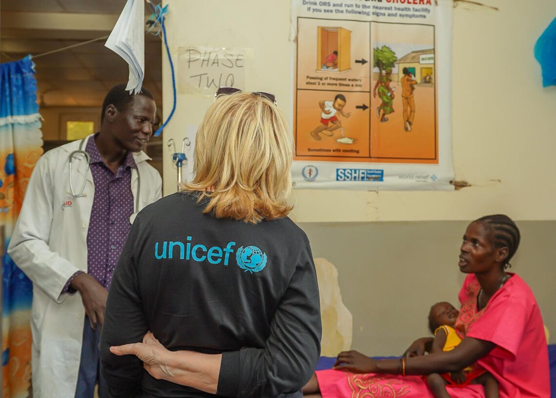 La directora ejecutiva de UNICEF, Catherine Russell, en un hospital de Bentiu (Sudán del Sur)LOU NELSON / UNICEF