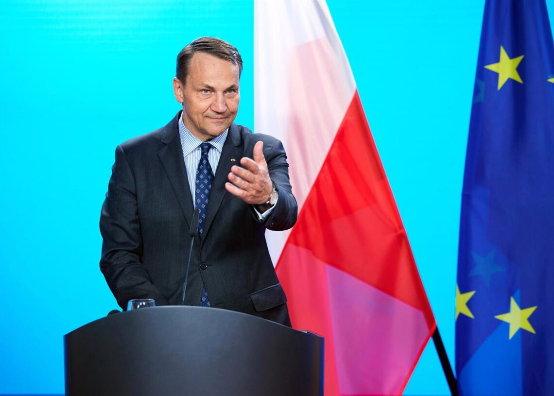 Archivo - El ministro de Exteriores de Polonia, Radoslaw Sikorski, durante una rueda de prensa en la capital de Alemania, Berlín (archivo)Jörg Carstensen/dpa - Archivo