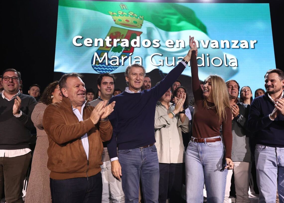 El presidente del PP, Alberto Núñez Feijóo , y la presidenta del PP de Extremadura, María Guardiola participan en un acto público, en el Pabellón Municipal Juan de Dios Ordóñez, a 16 de noviembre de 2025, en Lobón, Badajoz, Extremadura (España). Jorge Armestar - Europa Press
