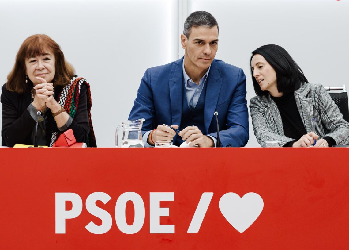 La presidenta del PSOE, Cristina Narbona, el presidente del Gobierno, Pedro Sánchez, y la Secretaria de Organización del PSOE, Rebeca Torró Soler, durante una reunión de la Comisión Ejecutiva Federal del PSOE.Carlos Luján - Europa Press