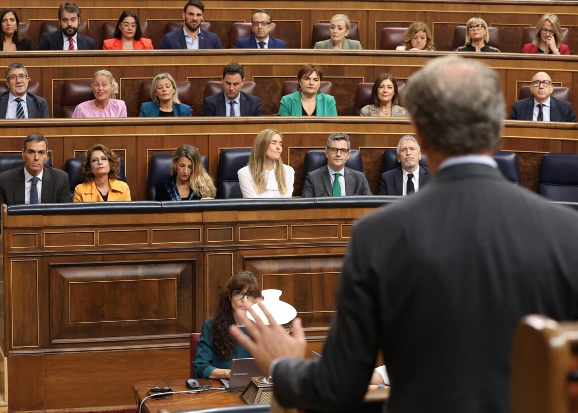 Archivo - El presidente del PP, Alberto Núñez Feijóo se dirige a la bancada socialista, durante una sesión de control al Gobierno, en el Congreso, a 15 de octubre de 2025, en Madrid (España). Marta Fernández - Europa Press - Archivo