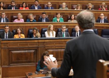 Archivo - El presidente del PP, Alberto Núñez Feijóo se dirige a la bancada socialista, durante una sesión de control al Gobierno, en el Congreso, a 15 de octubre de 2025, en Madrid (España). Marta Fernández - Europa Press - Archivo
