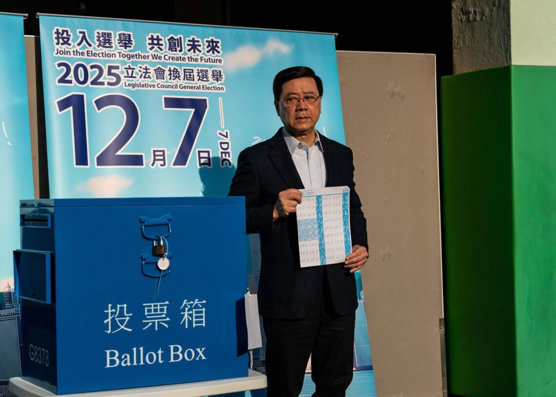 El jefe ejecutivo de Hong Kong, John Lee, vota en las elecciones legislativas de 2025 Europa Press/Contacto/Vernon Yuen