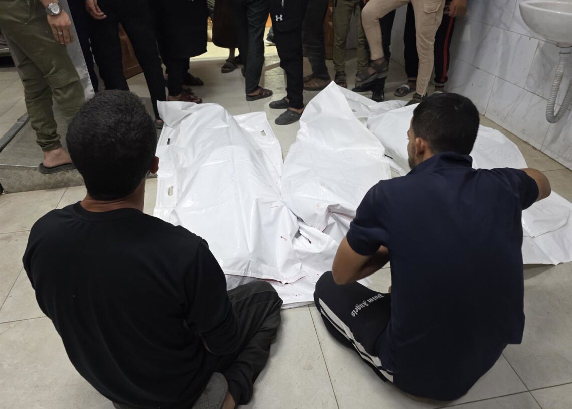 Palestinos en el Hospital Naser de Jan Yunis junto a varios muertos por los ataques de Israel contra la Franja de Gaza a pesar del alto el fuego en vigor desde el 10 de octubre de 2025 (archivo)Europa Press/Contacto/Tariq Mohammad