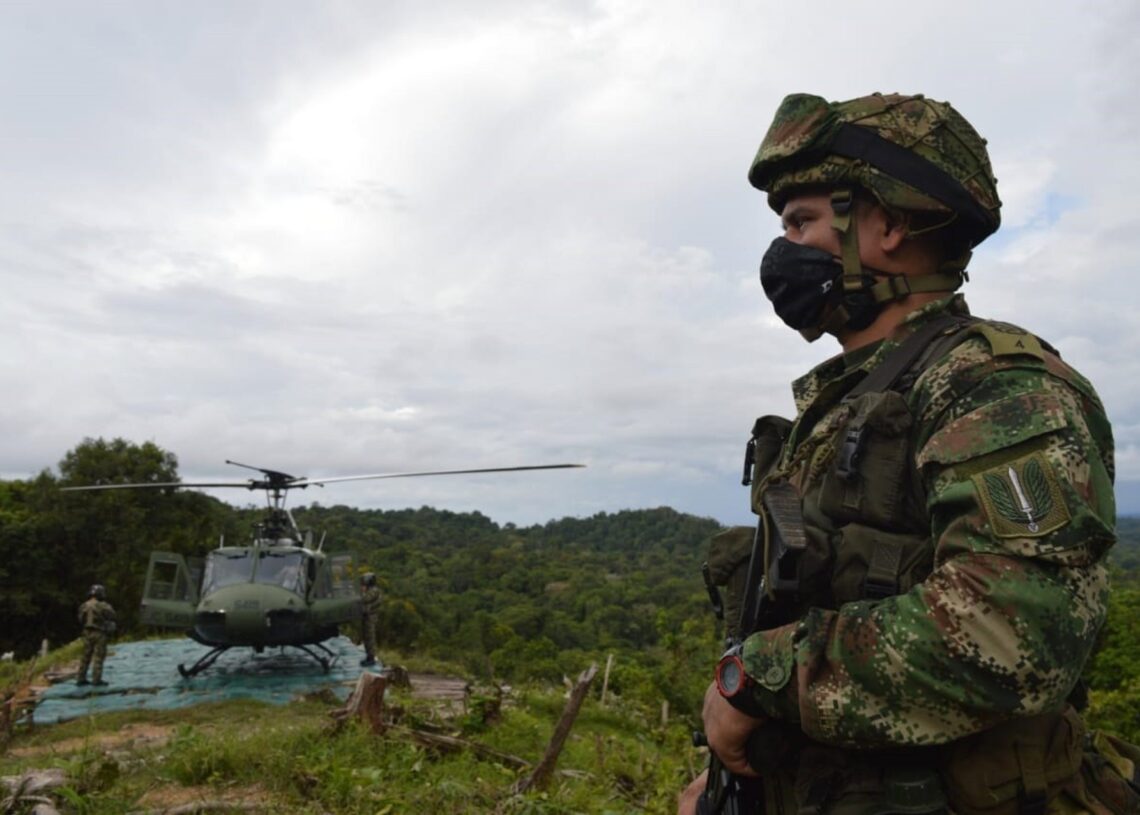 Archivo - Un soldado junto a un helicóptero en ColombiaEJÉRCITO DE COLOMBIA - Archivo