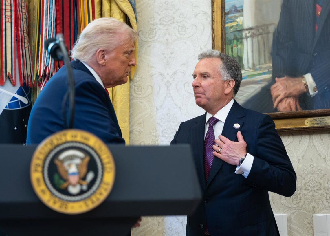 Archivo - El presidente de Estados Unidos, Donald Trump, junto a su enviado especial Steven WitkoffEuropa Press/Contacto/Francis Chung - Pool via CNP