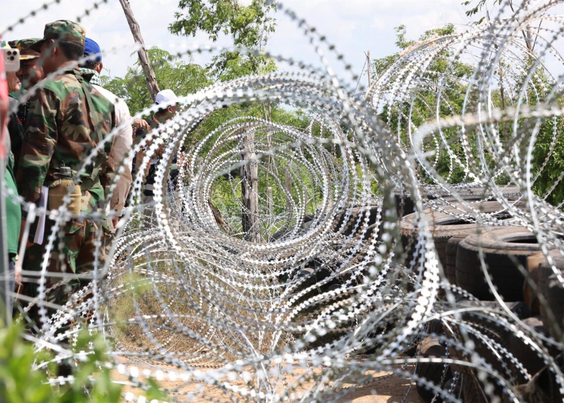 Archivo - Alambre de espino desplegado por las Fuerzas Armadas de Tailandia en la provincia de Banteay Meanchey, CamboyaEuropa Press/Contacto/Agence Kampuchea Press