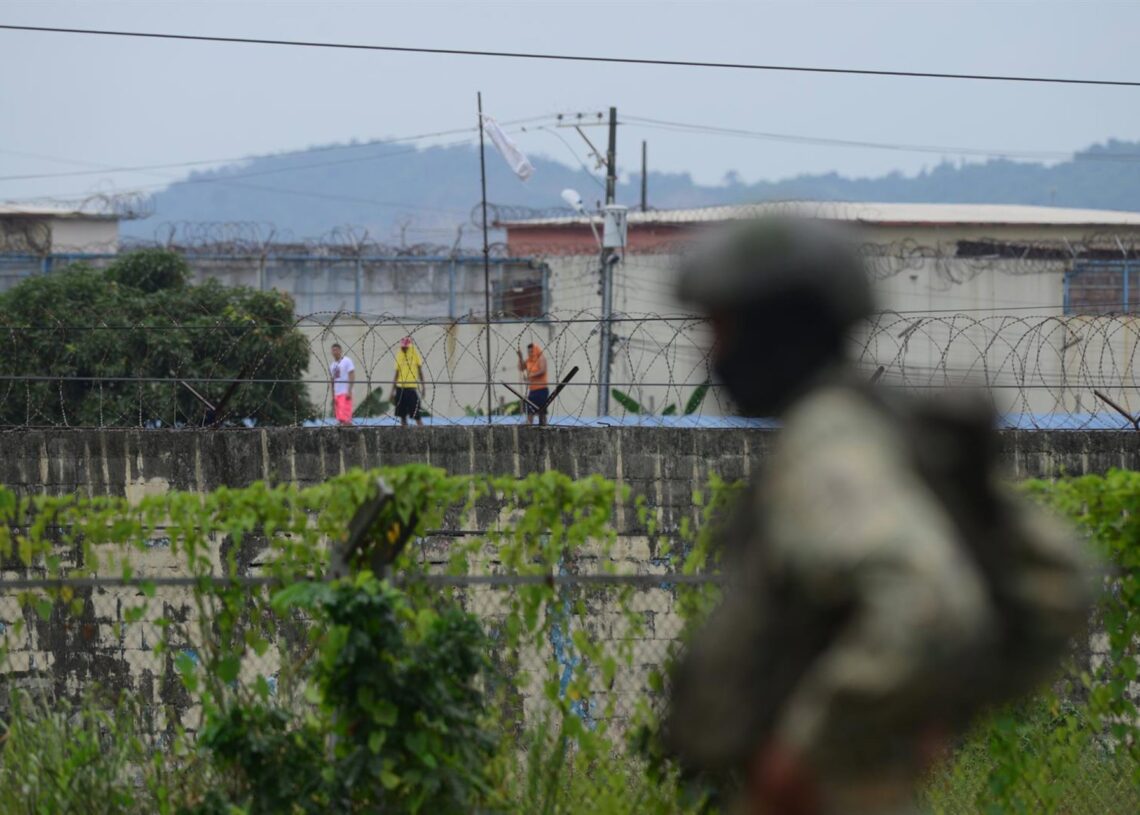 Archivo - Un soldado ecuatoriano en los exteriores de un centro penitenciarioEuropa Press/Contacto/Alejandro Baque - Archivo