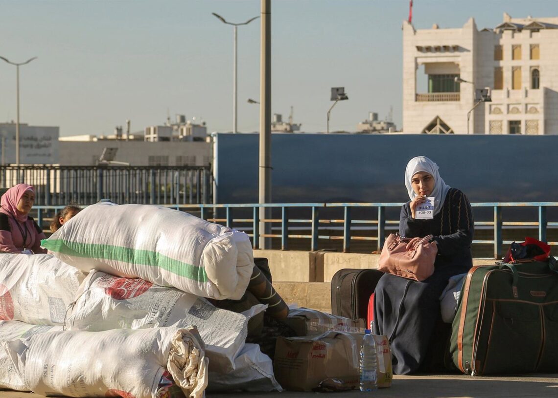 Archivo - Una refugiada siria con sus pertenencias en la capital de Líbano, Beirut, mientras espera a iniciar el trayecto de regreso a Siria (archivo)Europa Press/Contacto/Marwan Naamani - Archivo