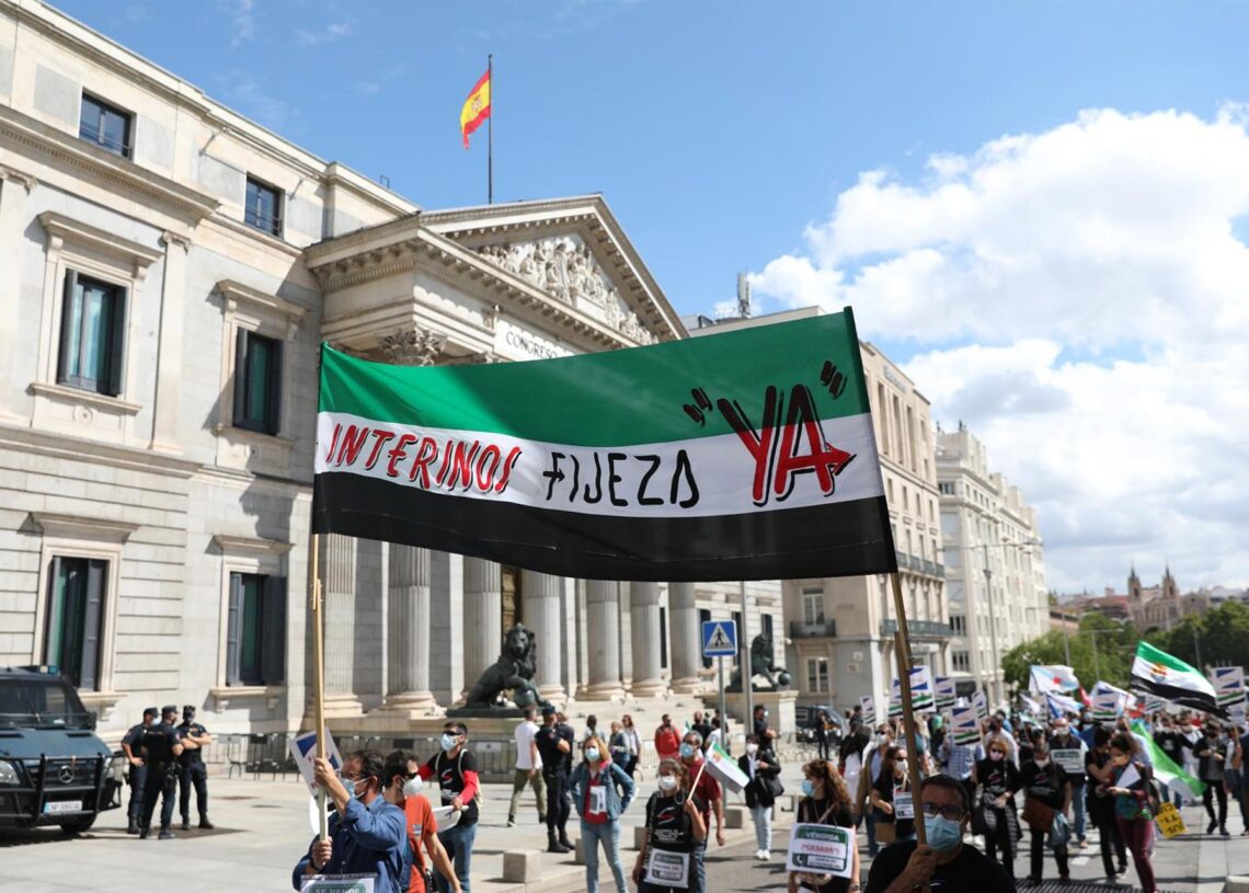 Archivo - Imagen de archivo de una manifestación de trabajadores interinos frente al Congreso de los DiputadosIsabel Infantes - Europa Press - Archivo