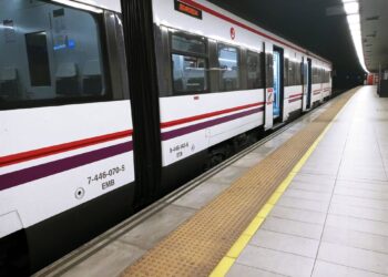Archivo - Tren de cercanías en una estación de Sevilla en imagen de archivoEUROPA PRESS - Archivo