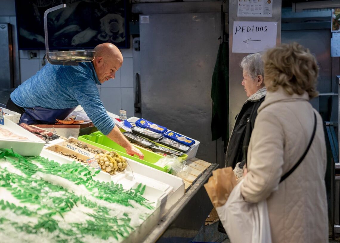 Archivo - Varias mujeres comprando en una pescaderíaA. Pérez Meca - Europa Press - Archivo