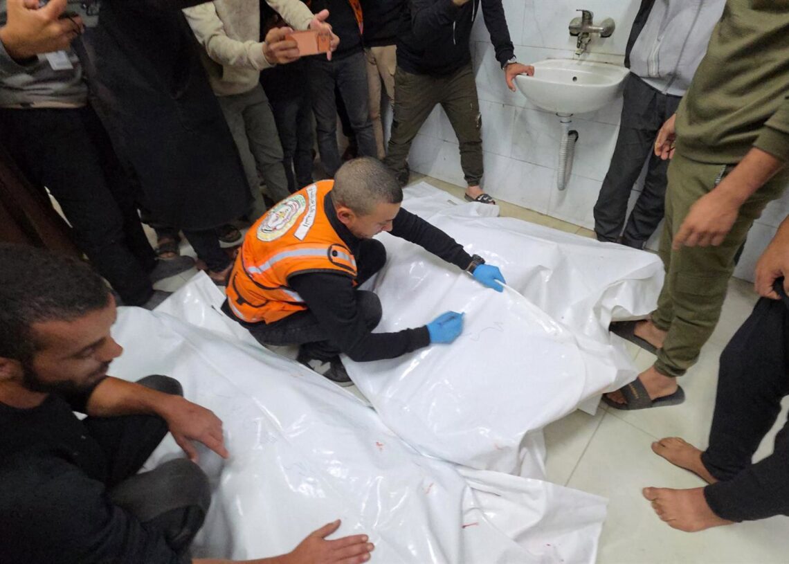 Palestinos en el Hospital Naser de Jan Yunis junto a varios muertos por ataques del Ejército de Israel pese al alto el fuego en vigor desde el 10 de octubre de 2025 en la Franja de Gaza (archivo)Europa Press/Contacto/Tariq Mohammad