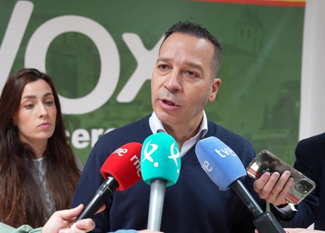 El candidato de Vox a la Presidencia de la Junta de Extremadura, Óscar Fernández Calle, en declaraciones a los medios en la sede del partido en Cáceres.VOX