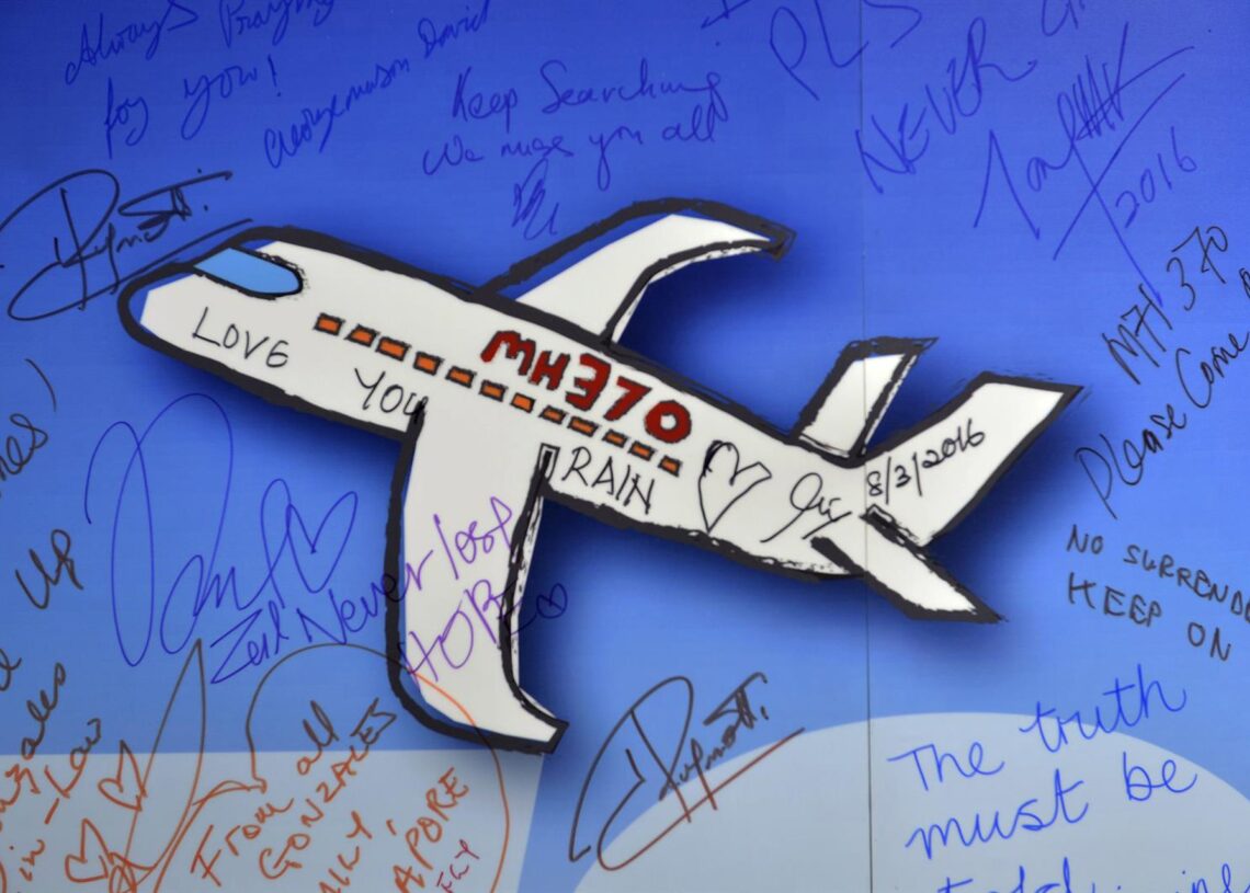 Archivo - Imagen de archivo de firmas en recuerdo de los pasajeros a bordo del vuelo MH370 de Malaysia Airlines.Europa Press/Contacto/Kepy - Archivo